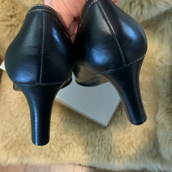 Aerosoles black leather almond toed pumps. Size 7 1/2 M. - Picture 4 of 11